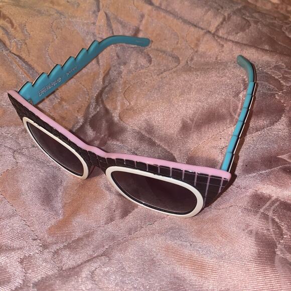 Emma Mulholland x Pared Sunglasses The Brat Pack Grid Wave Arms - Picture 9 of 9